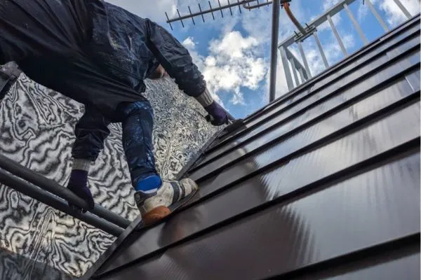 屋根塗装の施工写真1